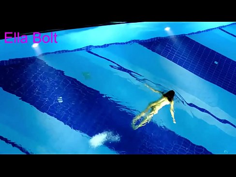 ❤️ Non podo deixar de mirar, unha moza loira que é sorprendida nadando espida na piscina do resort ELLA BOLT ☑ Sexo en % gl.sex-porntube.ru %